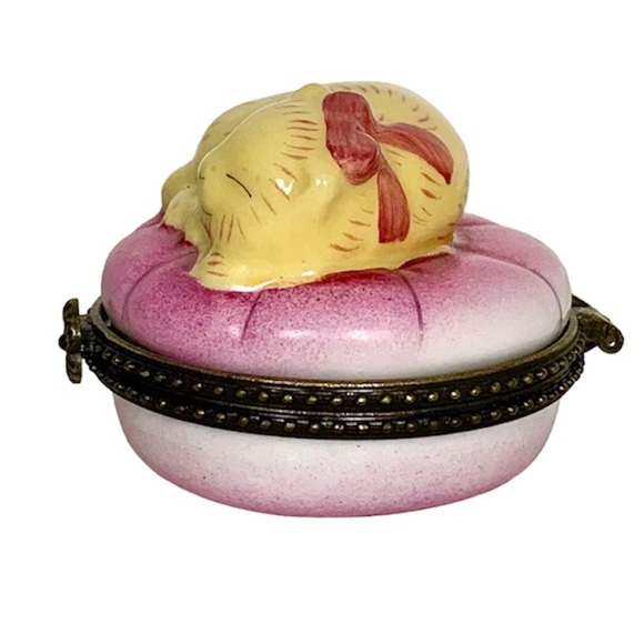 VINTAGE PORCELAIN SLEEPING CAT ON PILLOW HINGED TRINKET BOX - Picture 3 of 10